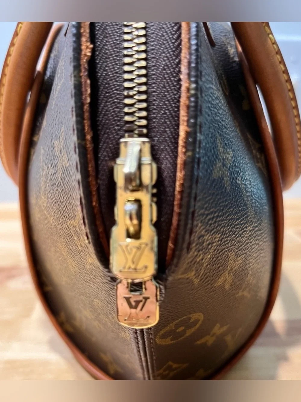 Louis Vuitton Ellipse PM M10040 Timeless design in good vintage condition.